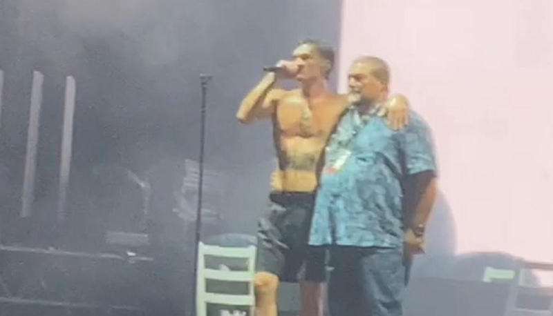 Blanco fa salire il papà sul palco: "Colui che c’è sempre stato, che dall’inizio ha creduto in me"