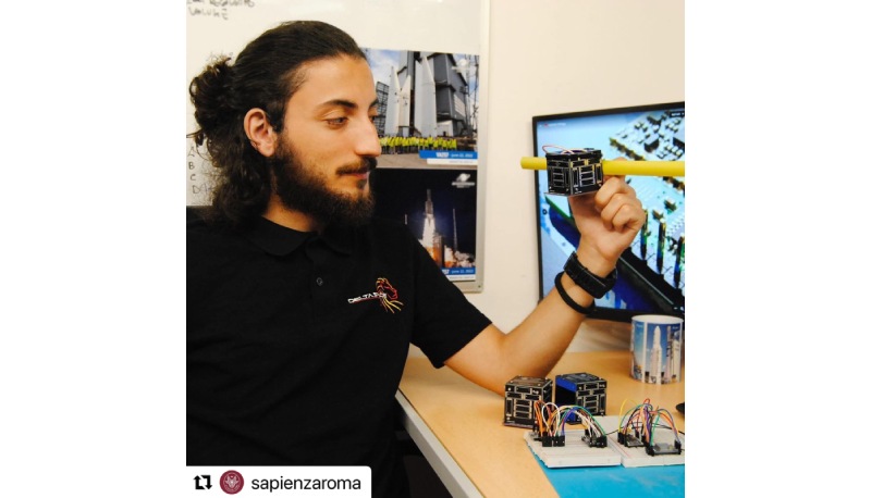 Chi è Davide, lo studente che a 23 anni ha costruito un satellite per Elon Musk