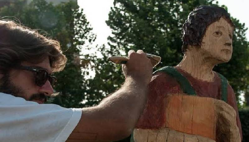Chi è Andrea Gandini, il 25enne genio della wood sculpture che trasforma i tronchi d’albero in opere d’arte
