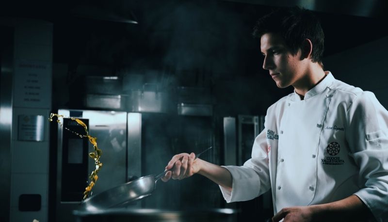 Il miglior giovane chef del mondo (italiano) “risponde” alla De Gregorio: “Scorretto paragonare i college americani ai laboratori di cucina”