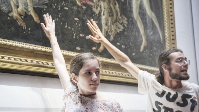 I giovani attivisti di Ultima Generazione si incollano alla primavera di Botticelli agli Uffizi