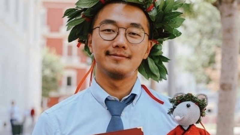 Valerio si laurea nella lingua dei segni e anche il rettore lo applaude in Lis