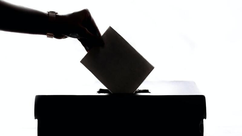 Guida semplice alle elezioni 2022: perché si fanno le alleanze e cosa c’entra la legge elettorale