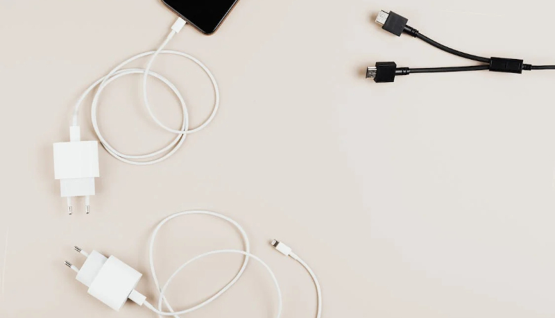 Perché Apple e Samsung non vendono il caricatore insieme allo smartphone?