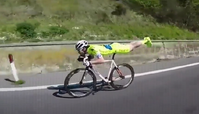 L’incredibile video del ciclista che si sdraia sul sellino e supera tutti