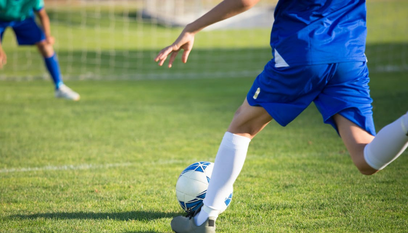 Gioele dopo la Maturità passa l'estate a insegnare calcio in Bosnia per