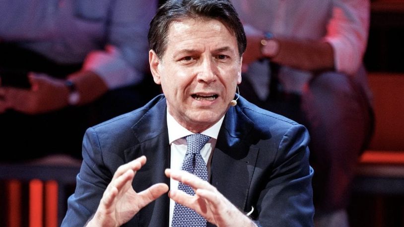 Elezioni 2022, Conte visita il mercato dei libri usati: “Caro-libri piaga per le famiglie”. Il sottosegretario Sasso lo contesta