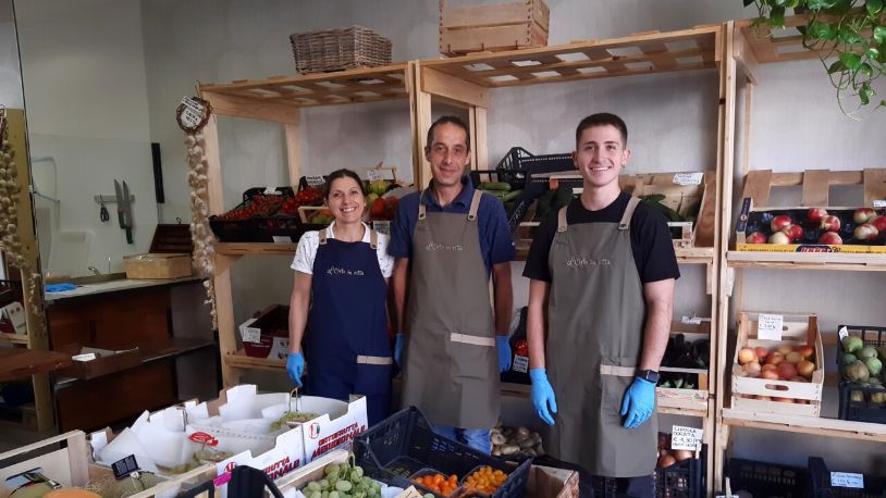 A 19 anni apre un negozio di ortofrutta dopo la Maturità