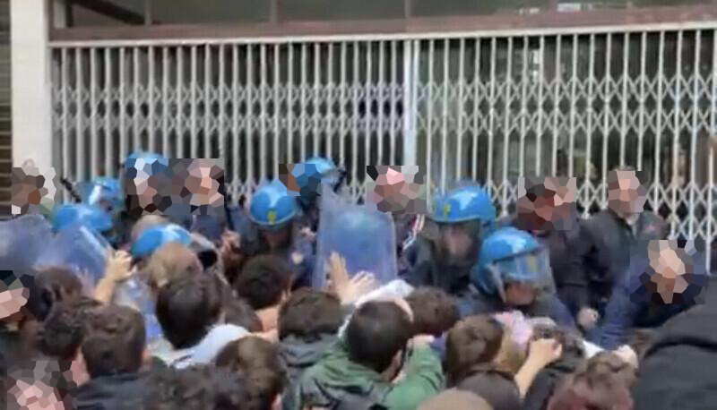Il giornalista Capezzone e un deputato di Fratelli d’Italia alla Sapienza: la polizia carica gli studenti