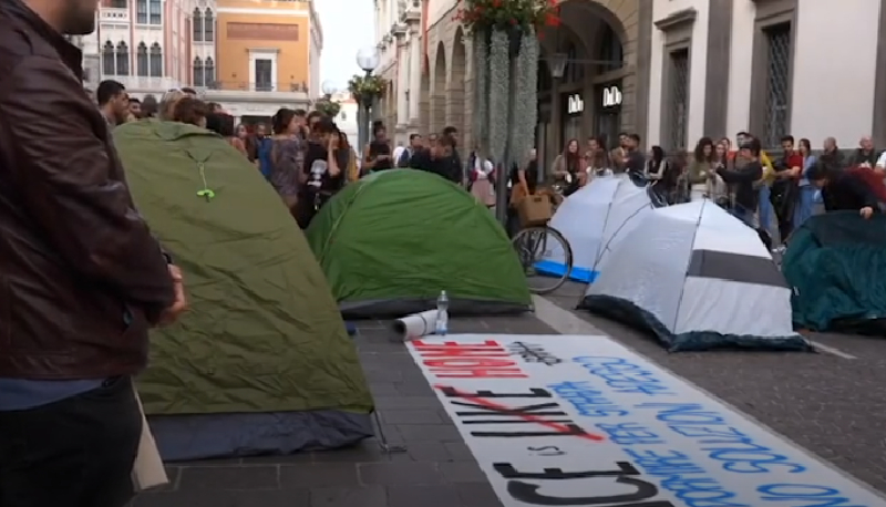 Padova, studenti con le tende davanti l’università contro il caro-affitti: prezzi aumentati del 40%