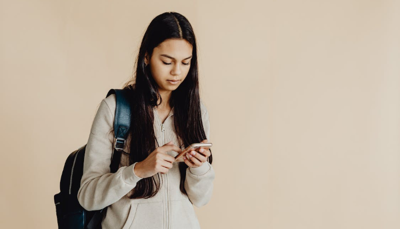 “Depressione da social” tra gli adolescenti, l’allarme dei pediatri: più tempo speso in Rete, più esposti a problemi di tipo psicologico