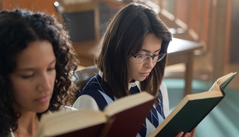 Le ragazze hanno voti più alti dei ragazzi? Potrebbe esserci l’aiutino (inconsapevole) dei prof e degli “stereotipi di genere”