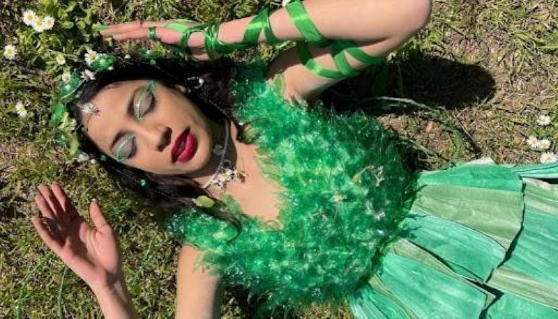 Abito fatto con mascherine e bottiglie, studentesse italiane in finale del concorso internazionale di moda sostenibile