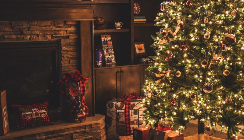Un albero di Natale finto equivale a ricaricare la batteria del telefono 4.501 volte