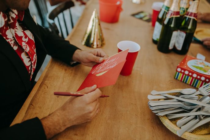 Natale 2022: le migliori frasi di auguri da dedicare a parenti e amici