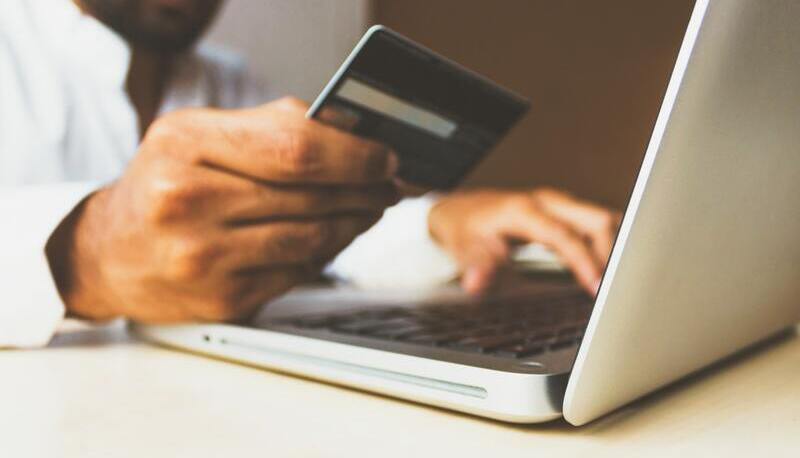 Buy now pay later: cos’è il sistema di pagamento a rate utilizzato dai più giovani e quali sono i rischi