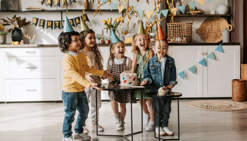 Organizza una festa di compleanno per il figlio e chiede 7 euro a testa per partecipare