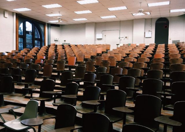 Non si può mangiare in aula, studentessa disabile e malata viene allontanata dall’Università