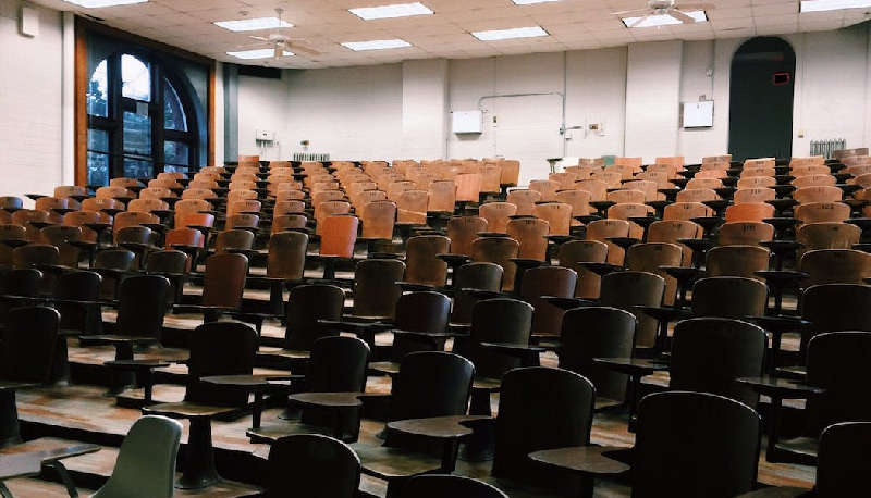 A Ferrara universitari in aula con l’ombrello