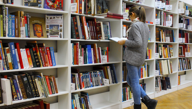 Bonus cultura, la rimodulazione sarebbe un “colpo” all’editoria: la maggior parte dei 18enni l’ha usato per acquistare libri
