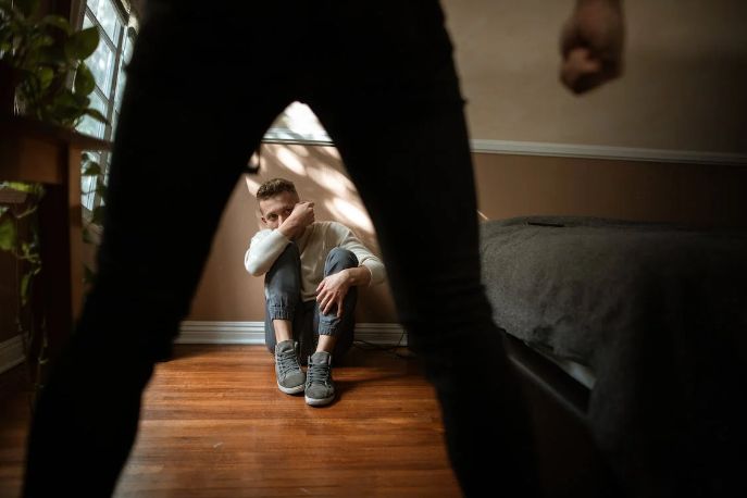 La madre vuole buttargli via i libri di scuola e il padre lo picchia perché gay: condannati genitori di un 15enne
