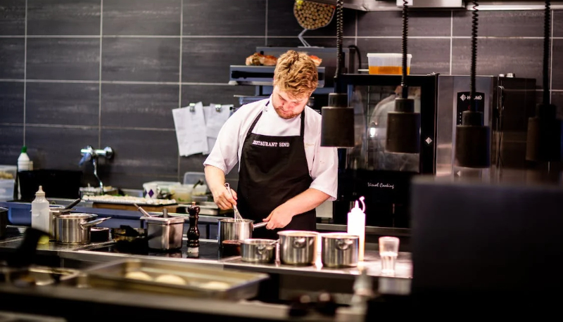Lo chef stellato contro food blogger che chiede pranzo gratis: “Venite, ma pagate come tutti”