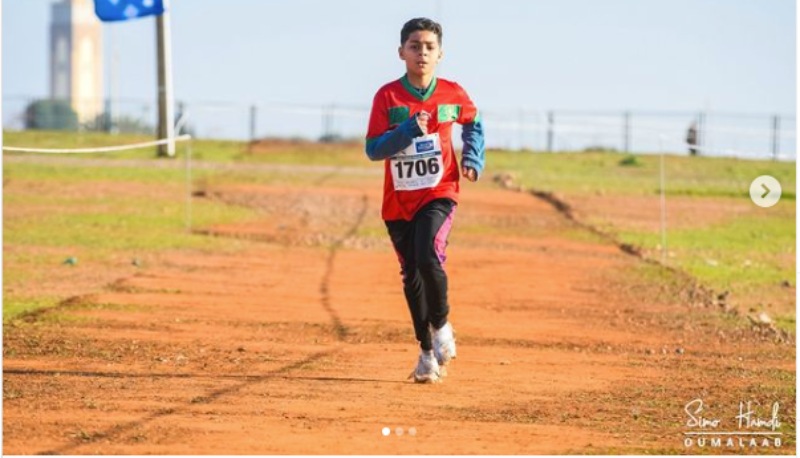 La storia di Ahmed, bimbo che corre la corsa campestre scalzo