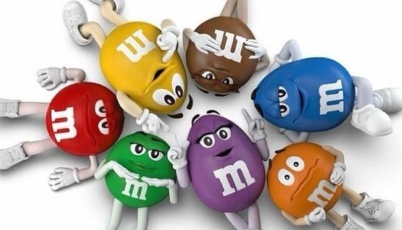 Le mascotte M&M’s aggiornano il look e scoppia la polemica: saranno messe “in pausa”