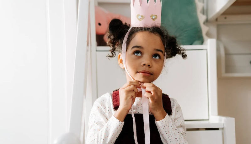 Corsi di portamento e trucco, nasce la scuola "per principesse": scoppia la polemica