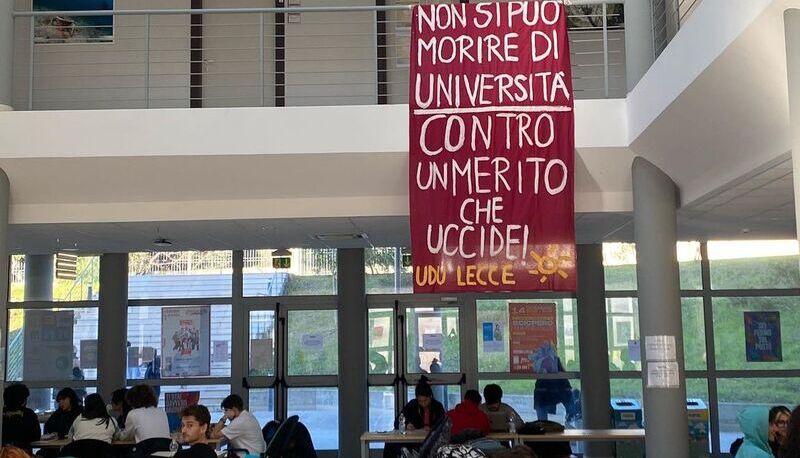 Lettera degli studenti alla ministra Bernini: "Bocciati e insultati, abbiamo il terrore dello studio"