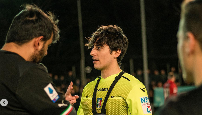 Arbitro di 23 anni spiega regole del calcio su TikTok: l’AIA lo sospende fino al 2024
