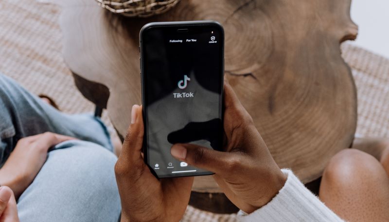 Stop a TikTok per i dipendenti pubblici, anche a scuola: si deciderà in settimana