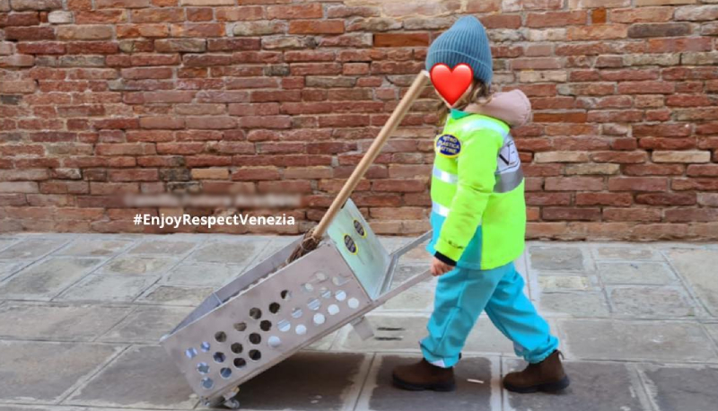 Bambina si traveste da spazzina per Carnevale, il sindaco la loda sui social: "Un esempio per gli adulti"