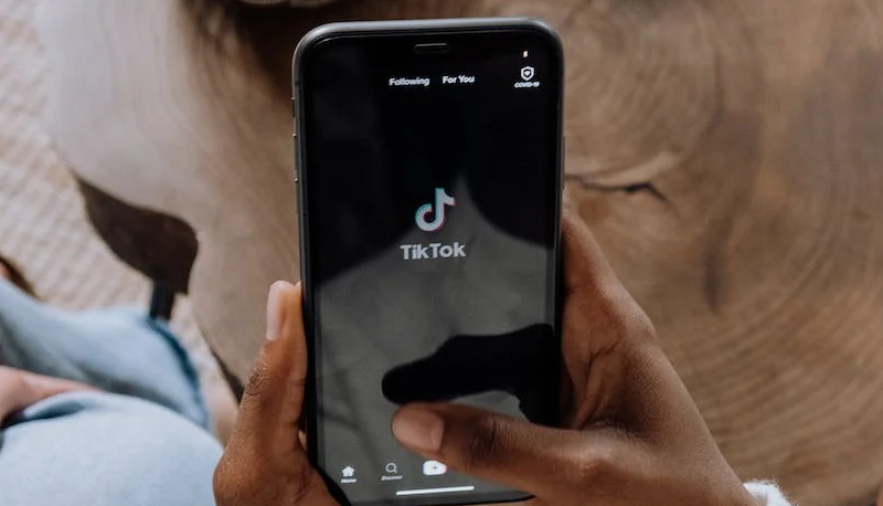 TikTok, d’ora in poi i minorenni potranno usarlo al massimo per 60 minuti