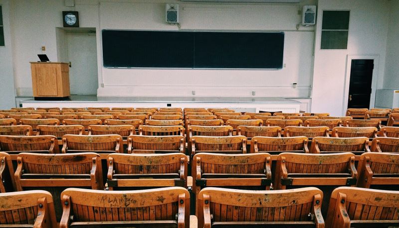 Università, familiari inveiscono contro la commissione: "Voto troppo basso alla tesi". Denunciati