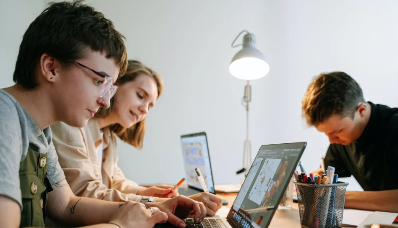 Generazione Z a rischio dipendenze, dal cibo ai social. L’allarme dell’ISS