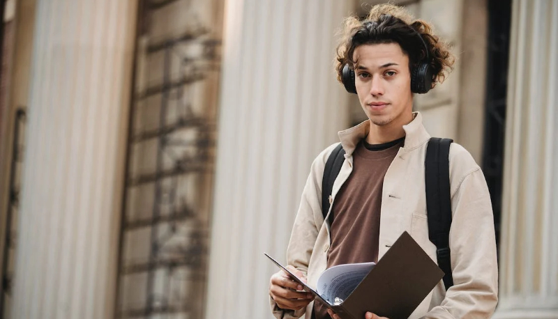 James a 15 anni dopo la laurea e il master è ammesso al dottorato in legge 