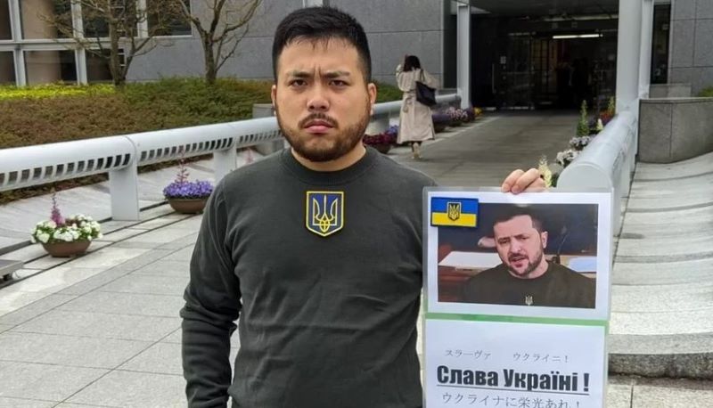 Studente si laurea travestito da Zelensky in solidarietà all’Ucraina: succede in Giappone