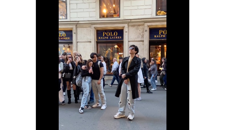 Tananai canta con l’artista di strada al centro di Roma – VIDEO