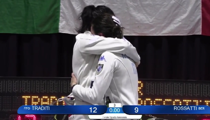 Scherma, Gaia Traditi si infortuna ed Emilia Rossetti le lascia la vittoria: l’amicizia trionfa nei campionati italiani Under 23
