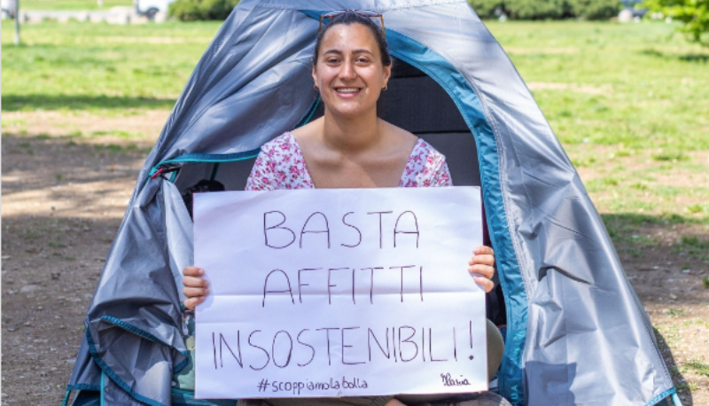 La studentessa che dorme in tenda davanti all’università in protesta al caro affitti di Milano