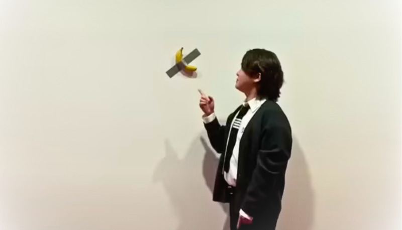 Studente si mangia la banana dell’installazione di Cattelan: "Non ho fatto colazione". Cosa sappiamo sulla vicenda
