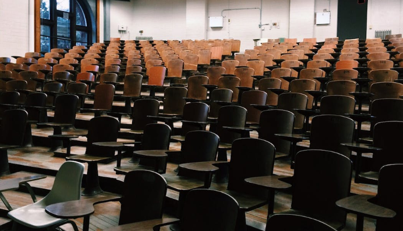Bugie ai genitori sugli esami universitari, studente di 29 anni si toglie la vita a Chieti