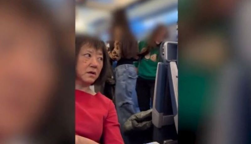 Studentesse deridono famiglia cinese in treno: il video finisce su TikTok. Le università si dissociano