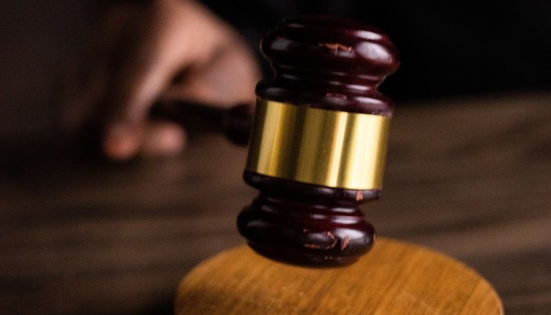 Lei ha 13 anni, lui 19 e hanno una figlia:  "Siamo una famiglia". Ragazzo denunciato e sotto processo