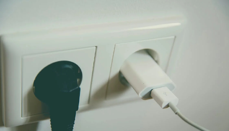 quanto consuma caricabatterie attaccato alla presa