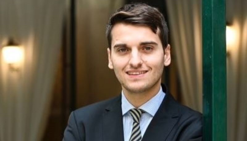 "Studiate anziché fare il campeggio": si scatena la polemica