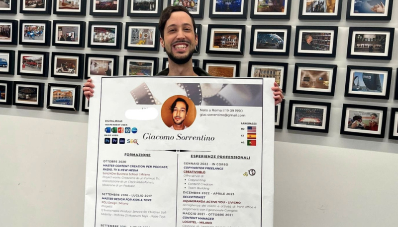 Laureato si presenta alle aziende vestito da Curriculum Vitae
