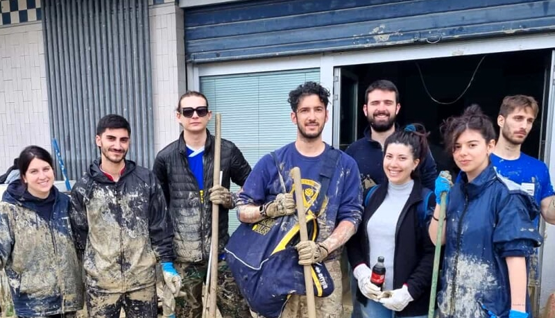 Giovani volontari vanno a spalare il fango in Emilia-Romagna da tutta Italia