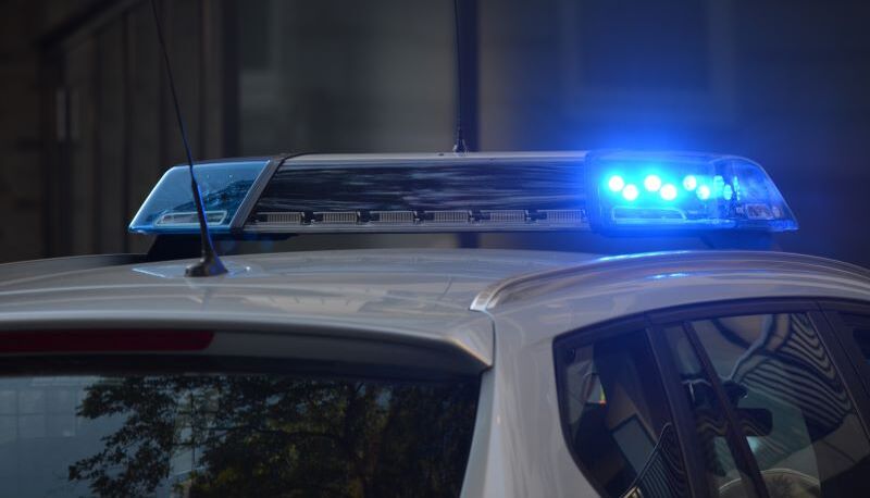 Professore semina il caos in strada, tampona auto e scappa a piedi